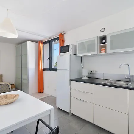 Apartman Surf 300m De La *